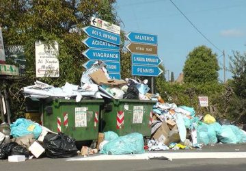 Acireale, stipendio in ritardo: stato di agitazione dei netturbini