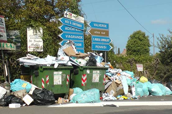 Acireale, stipendio in ritardo: stato di agitazione dei netturbini