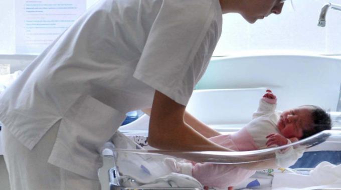Mistero del neonato scomparso: la madre denuncia, la Procura indaga e l’Asp smentisce duramente