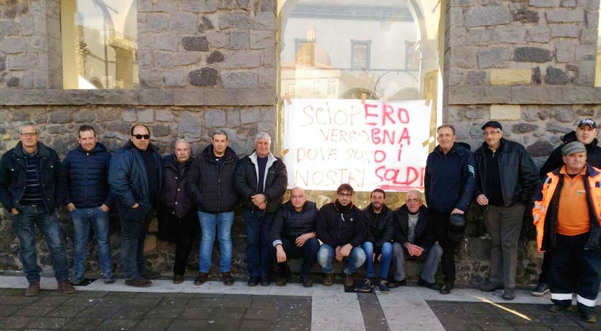 Randazzo: gli operatori ecologici, senza stipendio da mesi, incrociano le braccia