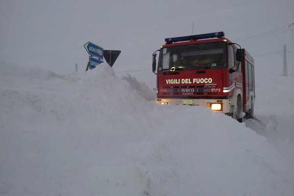 Emergenza neve, auto in panne a Milo e Sant’Alfio soccorse dai Vigili del fuoco