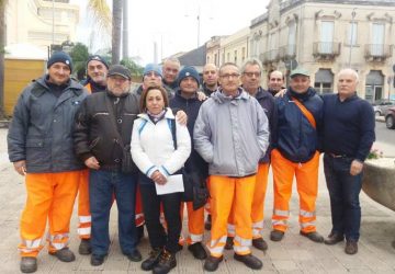 Mascali, manca la tredicesima: gli operatori ecologici incontrano il sindaco Messina