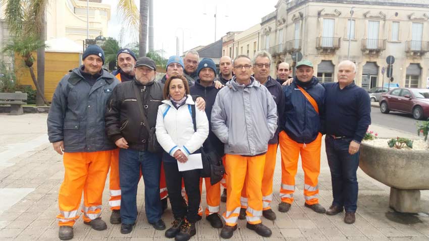 Mascali, manca la tredicesima: gli operatori ecologici incontrano il sindaco Messina