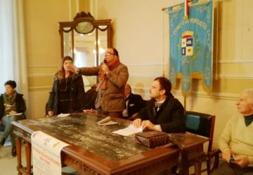 &ldquo;Peschiamo rifiuti e ci sono troppi tonni nei nostri mari&rdquo;, le accuse dei pescatori