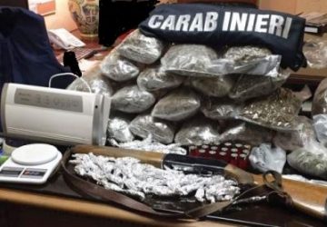Scovato deposito di armi e droga per 150.000 euro: in manette il 19enne custode