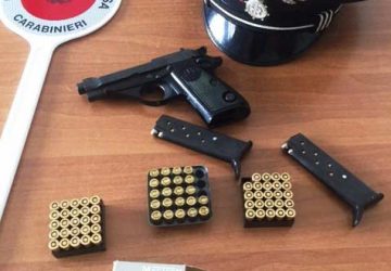 &ldquo;Nonno&rdquo; a passeggio con la pistola e cartucce. Arrestato