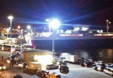 Tragedia, operai cadono nella cisterna di un traghetto: tre i morti