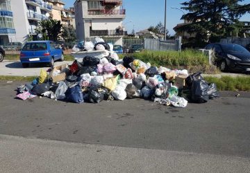 Giarre &ldquo;immersa&rdquo; nei rifiuti: continuano i disagi