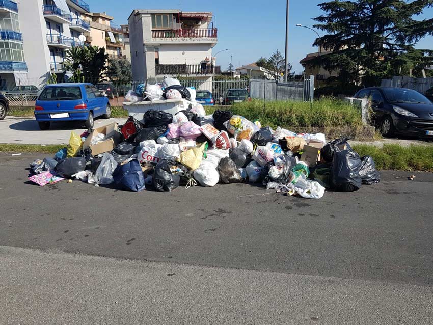 Giarre “immersa” nei rifiuti: continuano i disagi