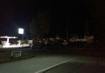 Mascali, a fuoco gru per la rimessa delle barche sulla battigia di S.Anna