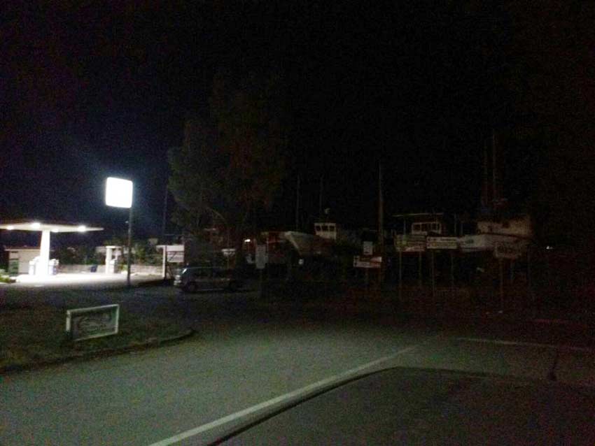 Mascali, a fuoco gru per la rimessa delle barche sulla battigia di S.Anna