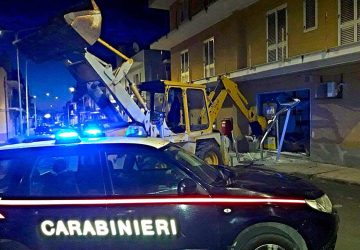 Assaltano Postamat con escavatore: tre arresti