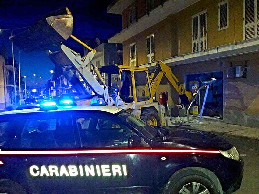 Assaltano Postamat con escavatore: tre arresti