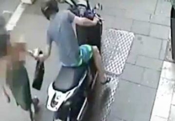 Scippatore seriale di donne anziane incastrato dalla targa dello scooter. Arrestato