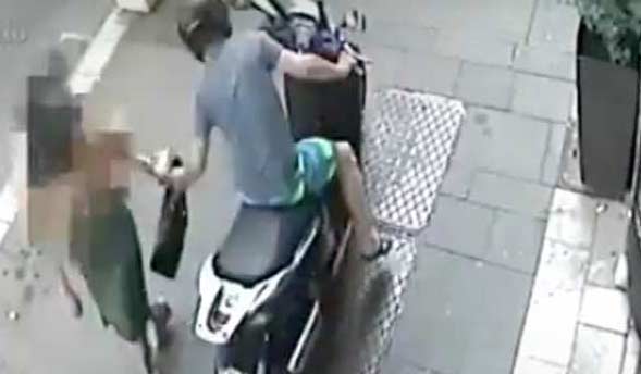 Scippatore seriale di donne anziane incastrato dalla targa dello scooter. Arrestato