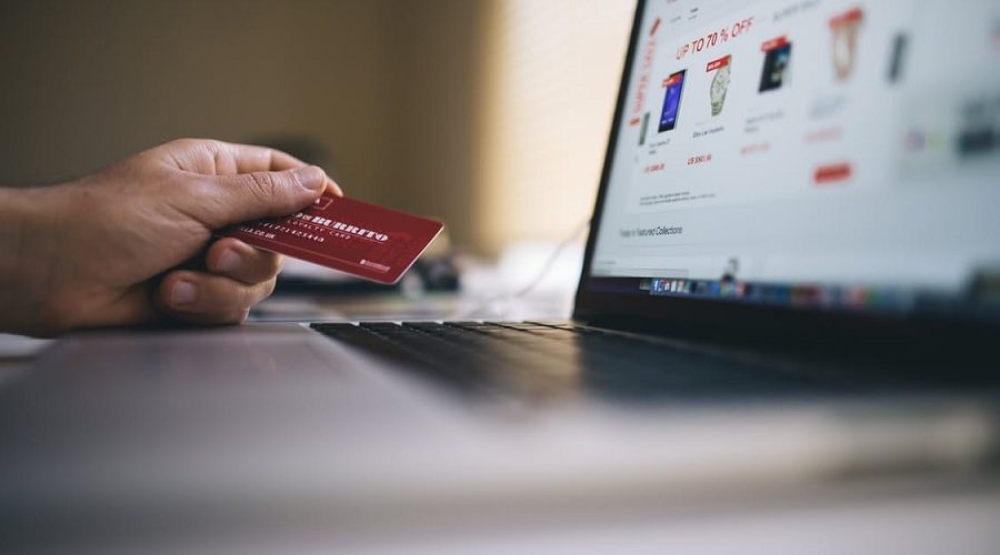 Regali di Natale, cresce lo shopping online, ecco perché