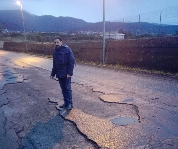 Zafferana, buche pericolose sulla via Marconi. La segnalazione dell’on.Barbagallo alla Città Metropolitana