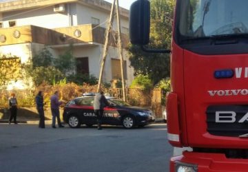 Giarre, auto priva di freno a mano si schianta contro il cancello di un asilo