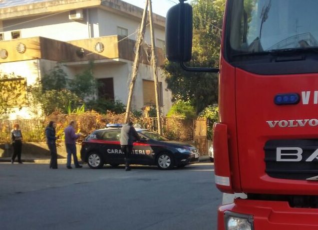 Giarre, auto priva di freno a mano si schianta contro il cancello di un asilo